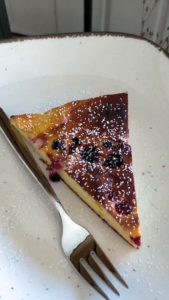 gebackene Topfentorte mit Heidelbeeren