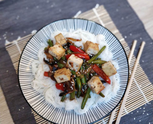 Schnelle Asia-Nudeln: Glasnudeln mit Erdnusstofu und Sojasauce