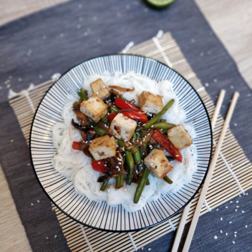 Schnelle Asia-Nudeln: Glasnudeln mit Erdnusstofu und Sojasauce