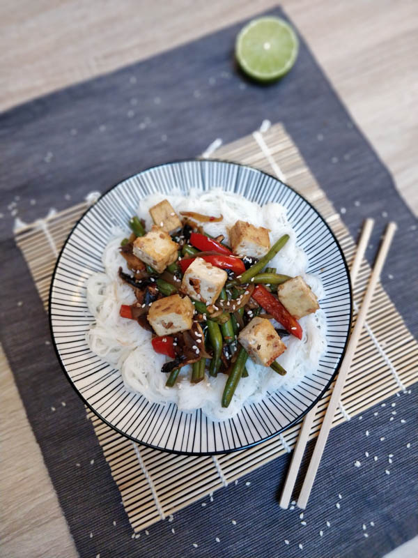 Schnelle Asia-Nudeln: Glasnudeln mit Erdnusstofu und Sojasauce