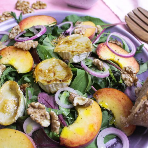 Ziegenkäse-Salat mit Pfirsich und gerösteten Walnüssen