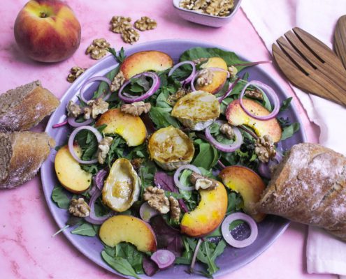 Ziegenkäse-Salat mit Pfirsich und gerösteten Walnüssen