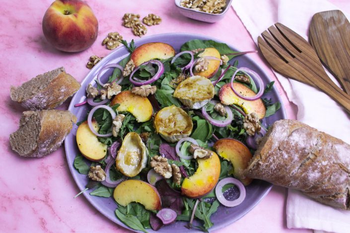 Ziegenkäse Pfirsich Salat Ziegenkäse-Salat mit Pfirsich und gerösteten Walnüssen