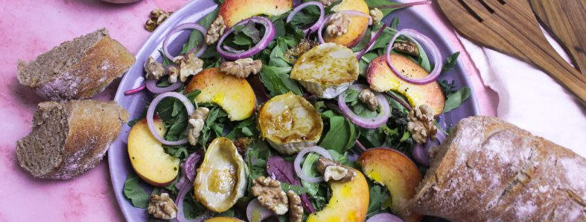 Ziegenkäse-Salat mit Pfirsich und gerösteten Walnüssen