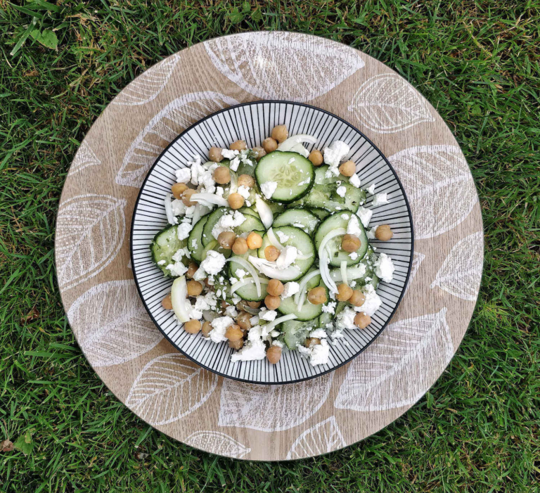 Mamas & Camper haben eins gemeinsam: Kaum Zeit fürs Essen. Die Lösung: schneller Kichererbsensalat mit Feta!