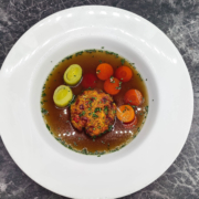 Kaspressknödel mit Kürbis serviert als Kaspressknödelsuppe