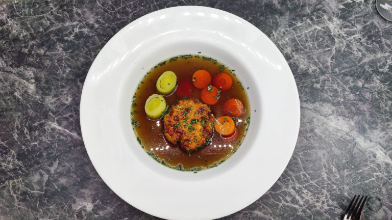 Kaspressknödel mit Kürbis serviert als Kaspressknödelsuppe