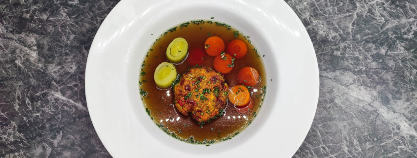 Kaspressknödel mit Kürbis serviert als Kaspressknödelsuppe