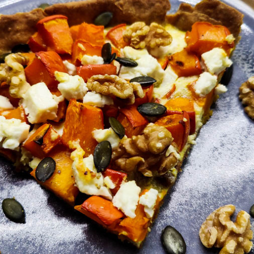 Kürbis-Quiche mit Feta, ein Herbstgericht am Teller angerichtet