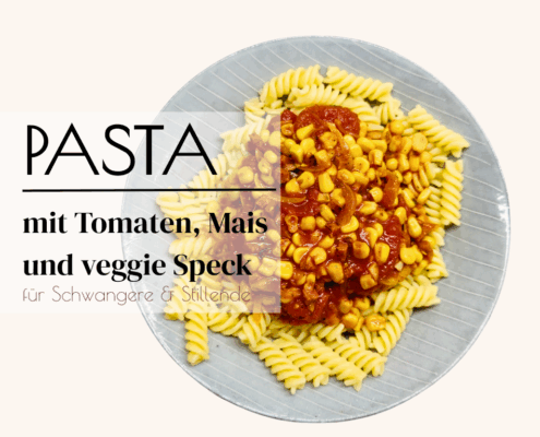 Tomaten Soße für Nudeln mit Mais und vegetarischen Speck angerichtet auf einem blauen Teller mit Spiralen Nudeln