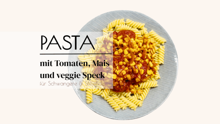 Tomaten Soße für Nudeln mit Mais und vegetarischen Speck angerichtet auf einem blauen Teller mit Spiralen Nudeln