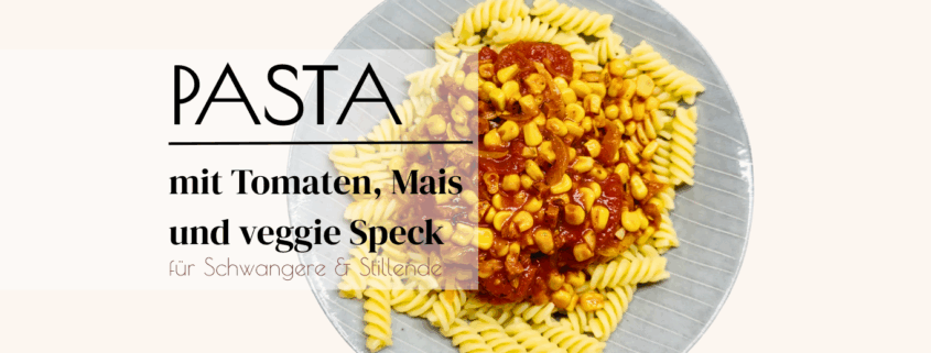 Tomaten Soße für Nudeln mit Mais und vegetarischen Speck angerichtet auf einem blauen Teller mit Spiralen Nudeln