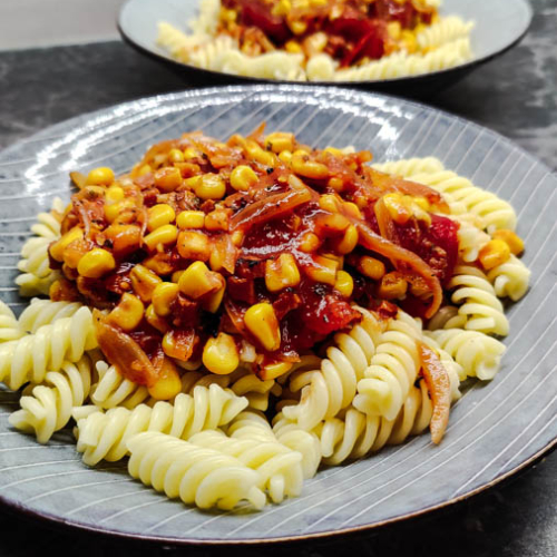 Tomaten Soße für Nudeln mit Mais und vegetarischen Speck