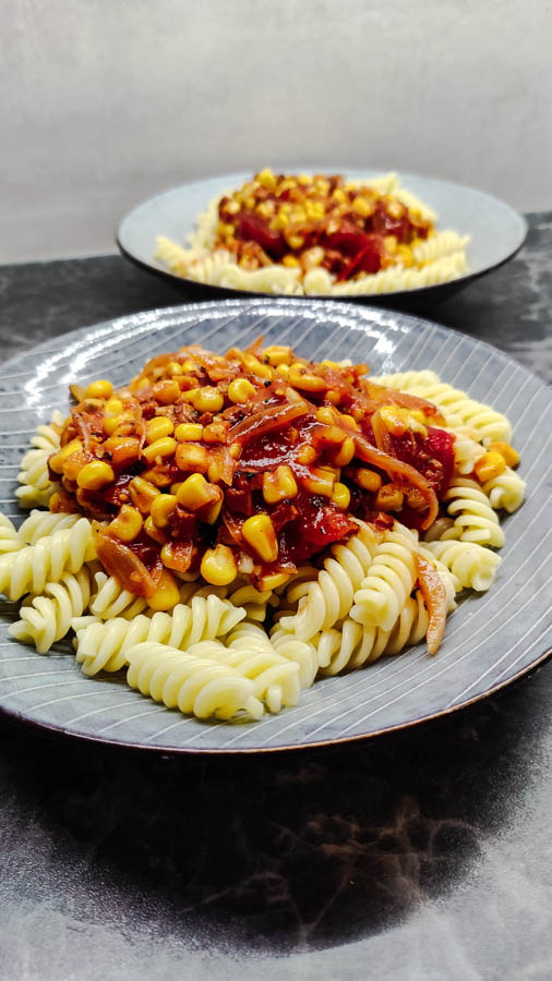Tomaten Soße für Nudeln mit Mais und vegetarischen Speck