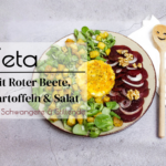 Feta Schnitzel Rote Beete Carpaccio, angerichtet auf einem beigen Teller mit Vogerlsalat und Kartoffeln
