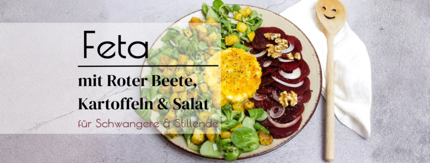 Feta Schnitzel Rote Beete Carpaccio, angerichtet auf einem beigen Teller mit Vogerlsalat und Kartoffeln