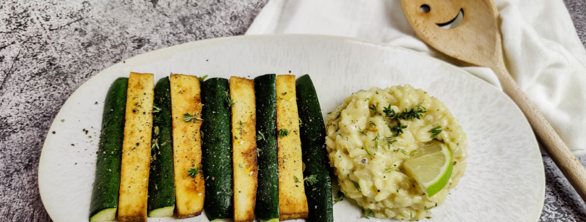 Zitronenrisotto als Beilage zu Zucchini und Tofu