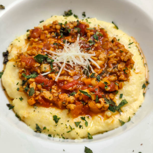 stichfeste Polenta mit Linsenbolognese
