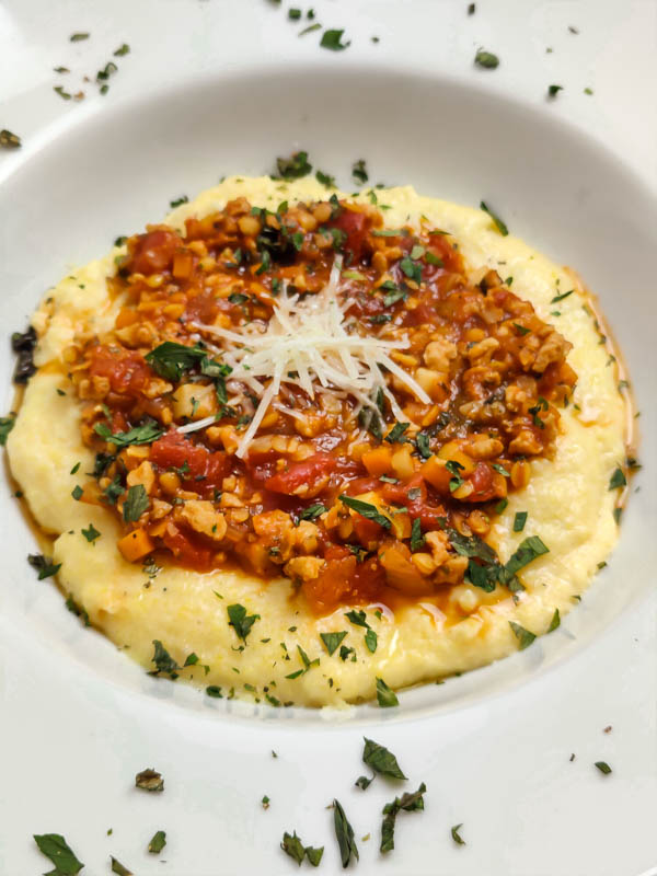 stichfeste Polenta mit Linsenbolognese