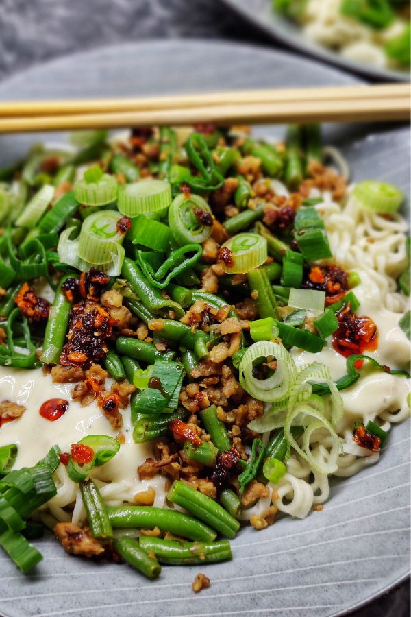 Mi-Nudeln mit Seidentofu und Sojagranulat