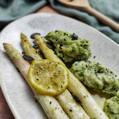 Weißer Ofenspargel mit Bärlauchnockerl