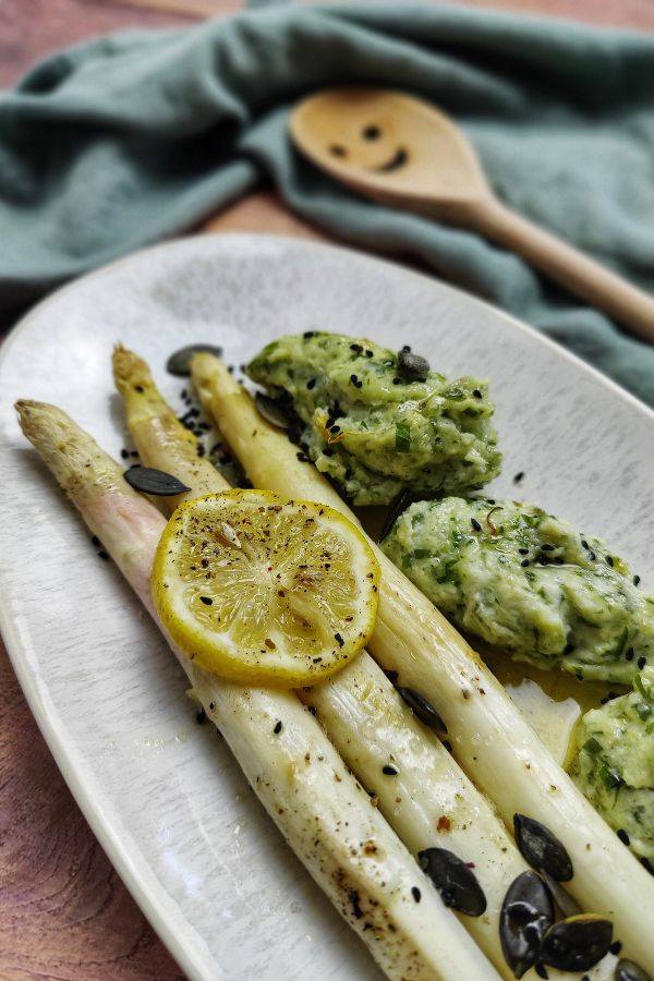 Weißer Ofenspargel mit Bärlauchnockerl
